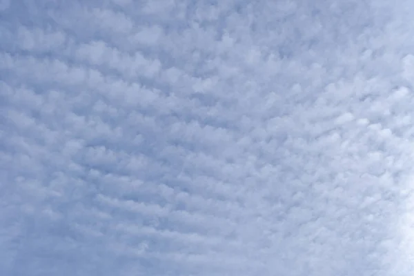 Nubes Blancas Dispersas Por Viento Cielo Azul — Foto de Stock