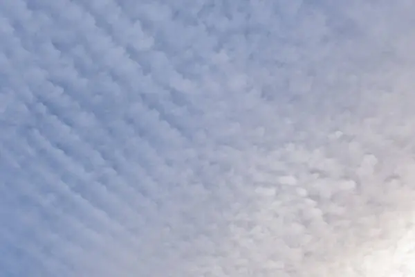 Nubes Blancas Dispersas Por Viento Cielo Azul — Foto de Stock