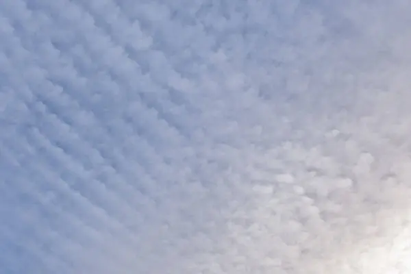 Nuages Blancs Éparpillés Par Vent Sur Ciel Bleu — Photo