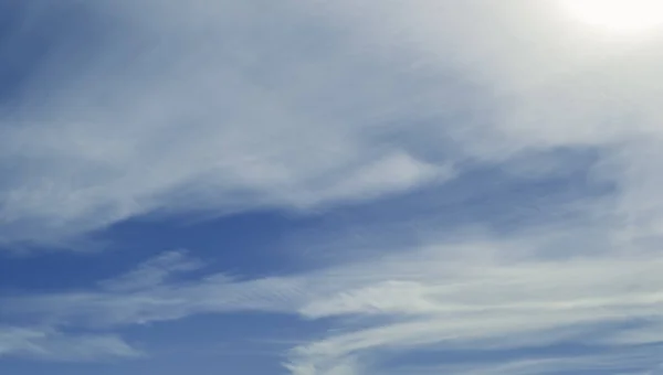 青い空に風に散乱した白い雲 — ストック写真