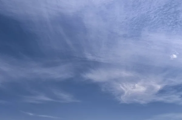 Nuvens Brancas Espalhadas Pelo Vento Céu Azul — Fotografia de Stock