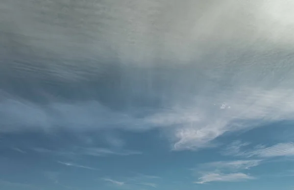 Nuages Blancs Éparpillés Par Vent Sur Ciel Bleu — Photo