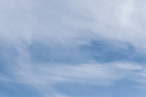 Bílé Mraky Rozptýlené Větrem Modré Obloze — Stock fotografie