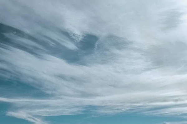 Nubes Blancas Dispersas Por Viento Cielo Azul — Foto de Stock