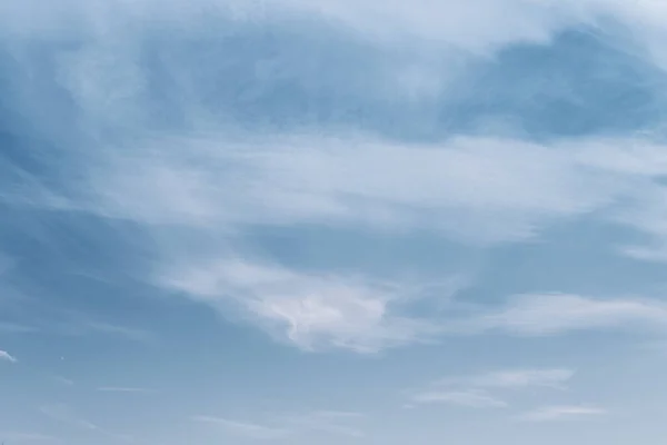 Nubes Blancas Dispersas Por Viento Cielo Azul — Foto de Stock