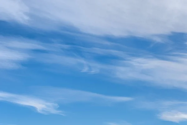 Nubes Blancas Dispersas Por Viento Cielo Azul —  Fotos de Stock