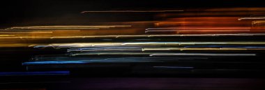 Karanlıkta soyut ışık izleri, hareket bulanıklığı etkisi