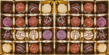 Kutudaki çikolatalı şekerler, üst manzara.