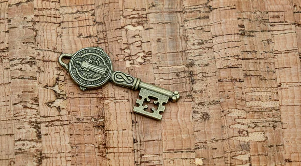 Bronze Ornamental Key Unique Shapes Design Cork Board Wood Background — Foto Stock