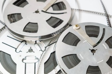 Beyaz bir arka plan üzerinde izole eski film makarası