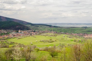 Romanya 'nın Transilvanya kentindeki Poplaca Köyünün Panoramik Görünümü