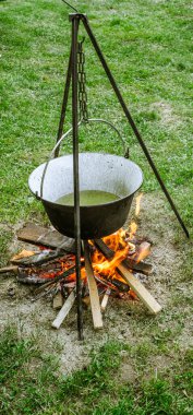 Romen geleneksel yemekleri açık ateşte kazanda hazırlandı