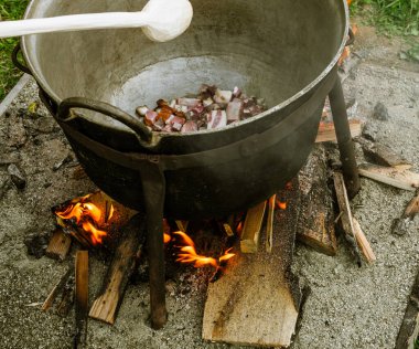 Romen geleneksel yemekleri açık ateşte kazanda hazırlandı