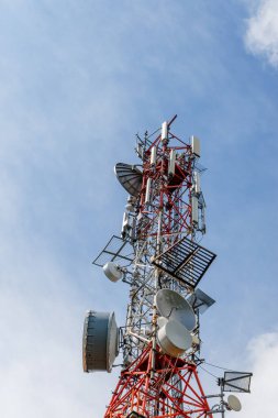 Telekomünikasyon kule ile yemek ve telefon antenas