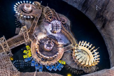 Romanya 'nın Salina Turda kentindeki yeraltı gölü. Popüler turizm merkezi.