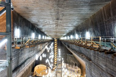 Turda, Romanya - 15 Şubat 2022. Turda 'daki yeraltı tuz madeni, pek çok turistin ilgi odağı, Transilvanya, Romanya.