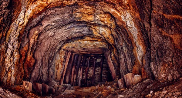 Старый Заброшенный Медный Золотой Подземный Тоннель — стоковое фото