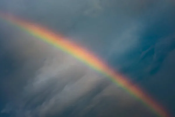 曇り空にかかる虹 — ストック写真