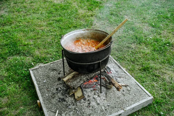 Comida Tradicional Romena Preparada Caldeirão Fogo Aberto — Fotografia de Stock