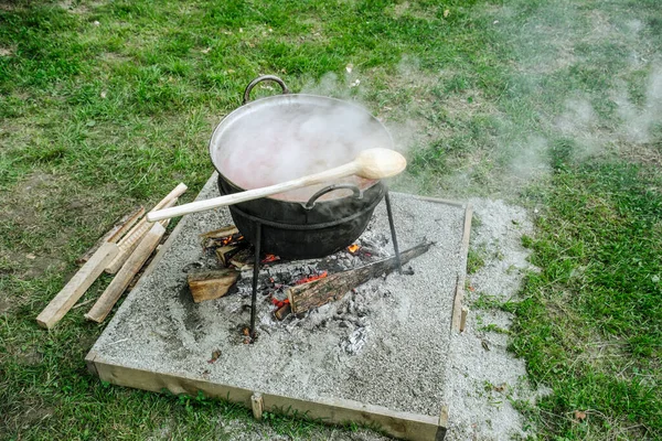 Comida Tradicional Rumana Preparada Caldero Fuego Abierto — Foto de Stock