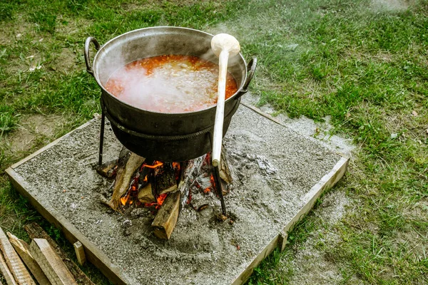 Román Hagyományos Étel Készült Üstben Nyílt Tűz — Stock Fotó