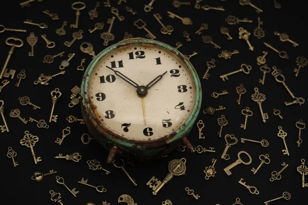 Старинные Часы Фоне Декоративных Клавиш — стоковое фото