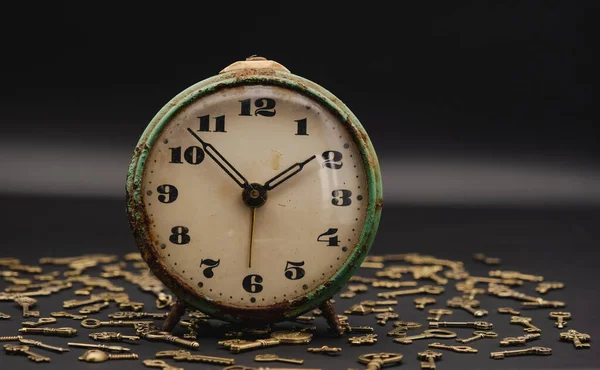 Vintage Table Clock Ornamental Keys Background — Stock Photo, Image