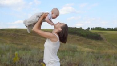 annesi onun erkek bebek öpüşme