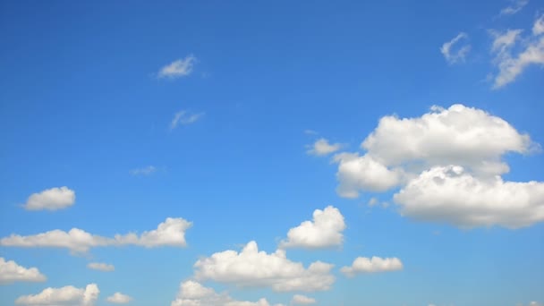 Weiße Wolken über blauem Himmel — Stockvideo