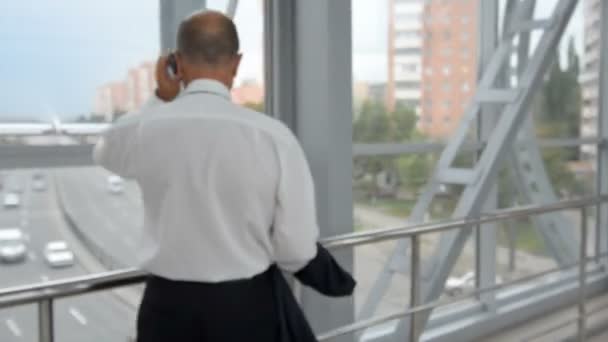 携帯電話で話しているシニアの実業家 — ストック動画