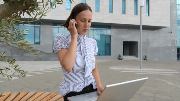 Donna d'affari che parla al telefono — Video Stock