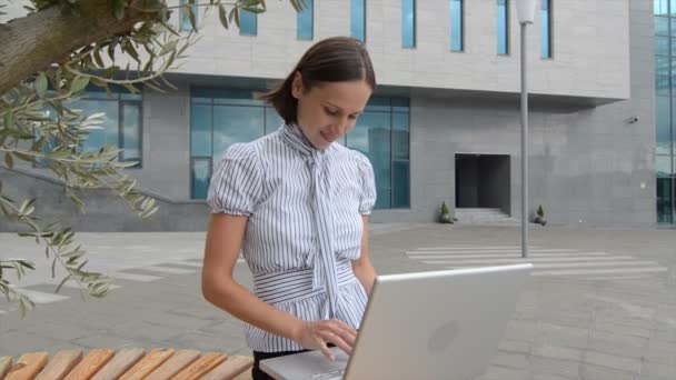 Молода жінка з ноутбуком — стокове відео