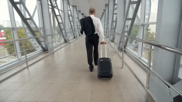 Empresario con bolsa en puente de estación de tránsito — Vídeos de Stock