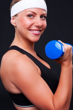 Smiley sporcumuz mavi dumbbells ile