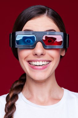 stereo gözlük film izlerken kadın