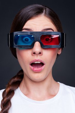 3D film izlerken kadın