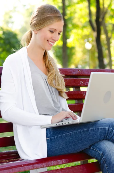 Blondynka patrząc na laptopa — Zdjęcie stockowe