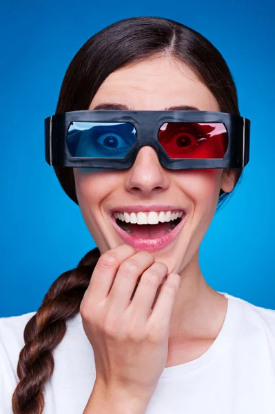 Fröhliche junge Frau schaut 3D-Film — Stockfoto