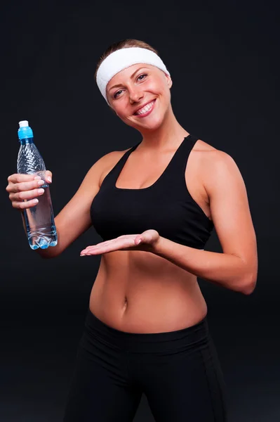 Фитнес женщина держит бутылку — стоковое фото