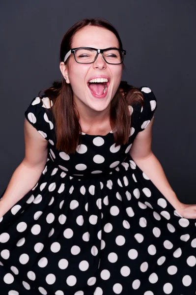 Glückliche junge Frau im gepunkteten Kleid — Stockfoto