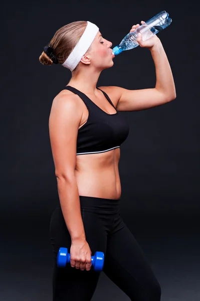 Sportowy kobieta wody pitnej — Zdjęcie stockowe