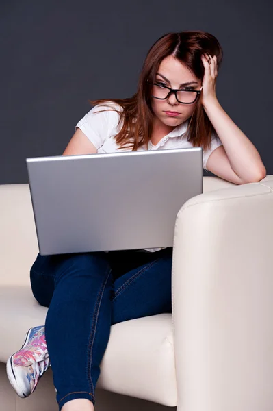 Student söker på laptop — Stockfoto