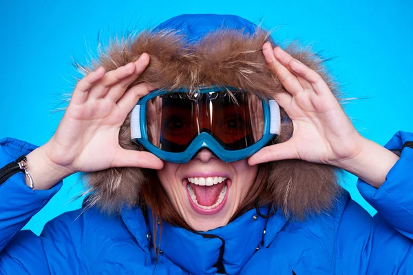 Mulher de óculos de esqui e casaco de inverno — Fotografia de Stock