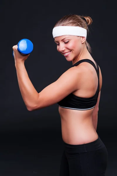 Mujer sonriendo y haciendo ejercicios — Foto de Stock