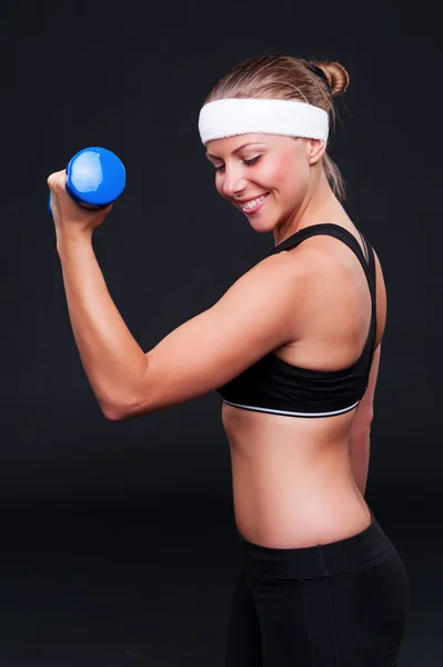 Mulher sorrindo e fazendo exercícios — Fotografia de Stock