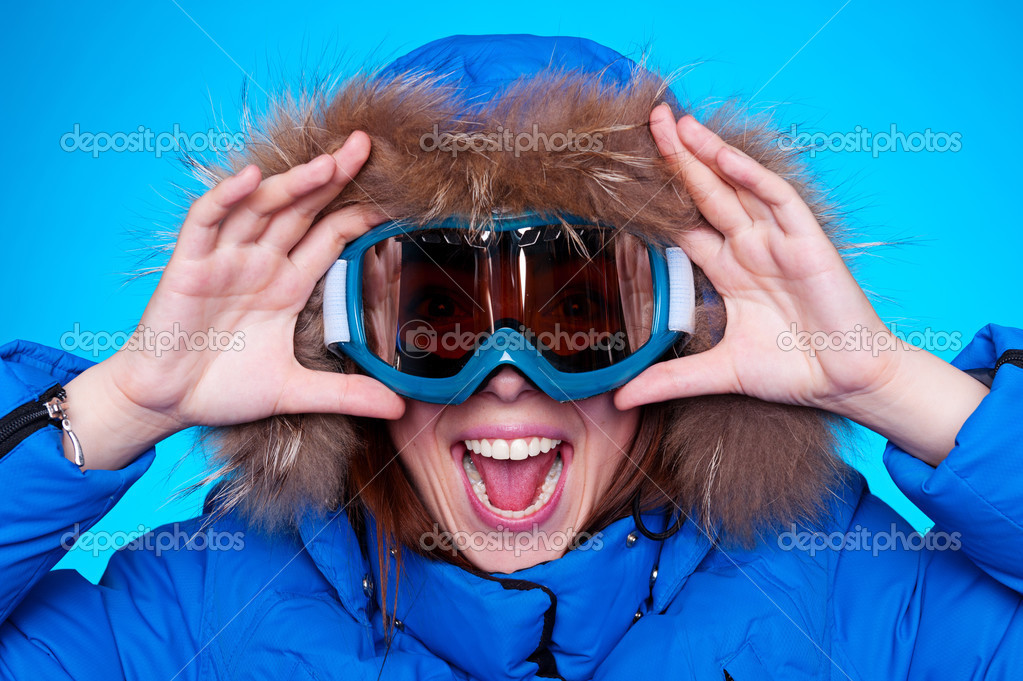 Mujer con gafas de esquí y abrigo de invierno: fotografía de stock