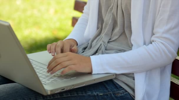 Mujer alegre escribiendo en el teclado — Vídeo de stock