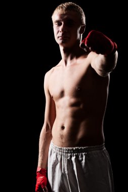 siyah arka plan üzerinde poz fighter