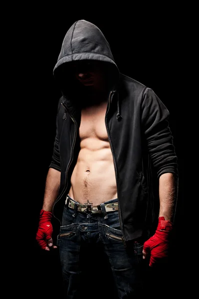 Kara üzerinde güçlü bir adam