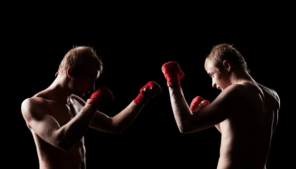 Zwei Boxer stehen sich gegenüber — Stockfoto